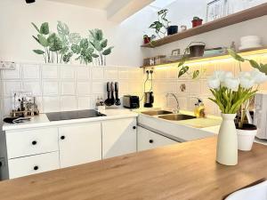 3 Bedroom Beachside apartment - 30 Secs from beach