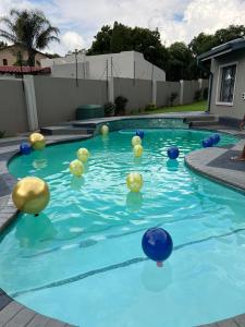 URlyfstyle 5 bedrooms 10km from OR Tambo Int Airport