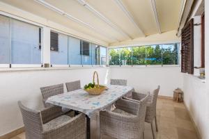 Family House Rose with Pool - Happy Rentals