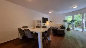 Forrest-Hugging Townhouse with Private Garden - Čučerje