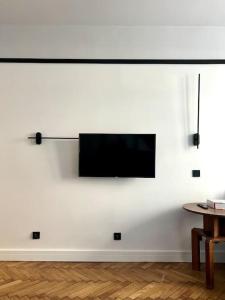 Composition 23 with blue circle