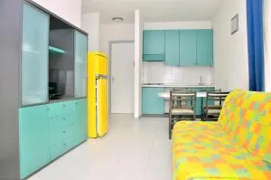 Colourful seaside flat with pool on the rooftop - Bibione Pineda