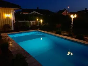 Villa with pool, massage chair and sauna - Brevik