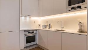 Deluxe 1 BDR Apartment with Pool by LovelyStay