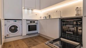 Deluxe 1 BDR Apartment with Pool by LovelyStay