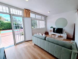 VV Cecilias "by henrypole home"