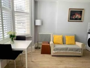 Seaside Snug, by the beach, in central Worthing with Parking - Sompting