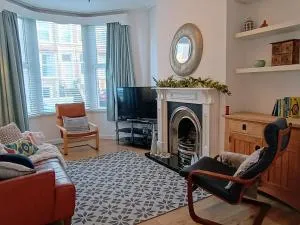 4 Bed house Sea Views Benji's by the beach - Bare