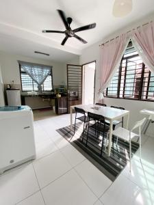 Cosy House For Family Or Group In Bukit Beruang Melaka
