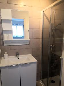 Appartements 2 pieces climatise avec balcon dans le vieil Antibes, residence avec ascenseur : Appartement avec Balcon