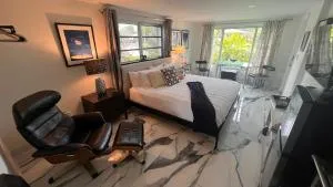 Paradise Gardens-Wilton Manors- Male only - Lazy Lake