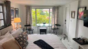 Paradise Gardens-Wilton Manors- Male only