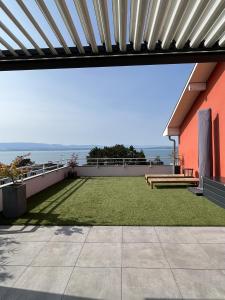 IMMODREAMS - LAttik with lake views and 80m2 terrace
