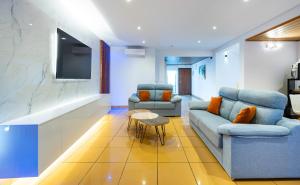 Penthouse 160sqm wide Terraces Pool view & private Hot Tub & Parking