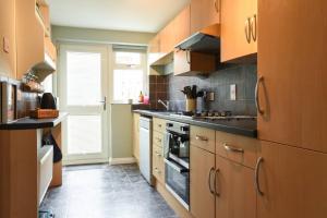 Air Maison - Family Home with Off-Road Parking