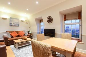 Air Maison - Superb Location! 1 Bedroom Flat with Parking