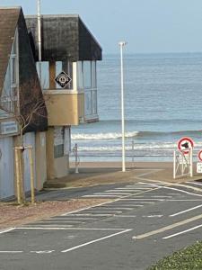 Maisons de vacances Les Volets Bleus-Charmante maison entierement equipee face a la mer pour 2 a 6 personnes : Maison 3 Chambres