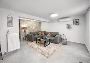 Cozy Like Home - Pteriá