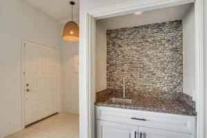 Huntington Beach Condo - Walk to the Ocean!