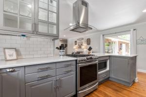 Fully Fenced Rustic Home Minutes From Truist Park