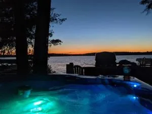 Cozy Home, Hot Tub, Dock, Kayaks, Swimming & More! - Garrison