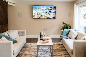 Luxurious Lakeview Oasis in the Heart of Hamilton With Large Backyard