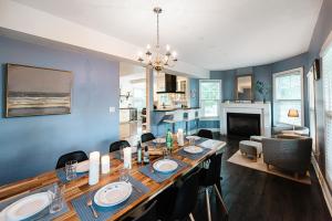 Luxurious Lakeview Oasis in the Heart of Hamilton With Large Backyard