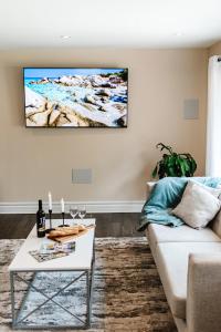 Luxurious Lakeview Oasis in the Heart of Hamilton With Large Backyard