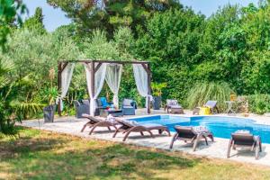 Villa Dina sa bazenom