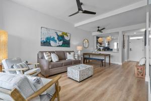 Upscale Oceanfront Penthouse Vistas