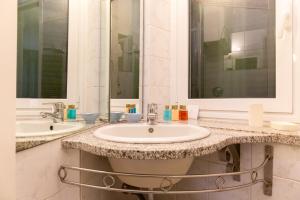 The Vernazza Main Plaza - Rooms & Suites
