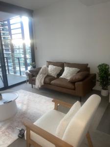 Views and Vibes - Free Parking - Great location - Outdoor pool!