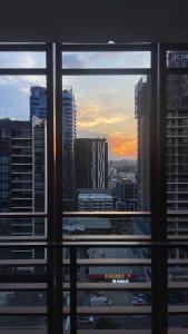 Views and Vibes - Free Parking - Great location - Outdoor pool!