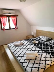 Holiday home with hot tube, near the river