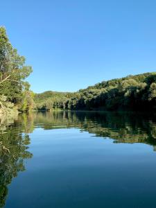 Holiday home with hot tube, near the river