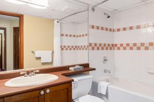 Cascade Lodge, ski valet service, boot and glove dryer, 2 hot tubs, year round heated pool, gym, sauna, change rooms & showers, WIFI, cable TV, front desk check in services