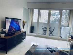 Appartement parisien neuf, moderne avec une grande salon, 2 chambres, 3 lits, parking gratuit, 15min de Paris et 13 min aéroport Orly