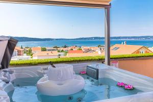 Sky, Luxury Apartment with Sea-View and Jacuzzi