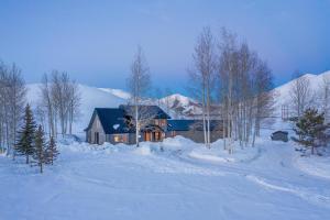 Gorgeous Log Cabin Close to Town with Hot Tub