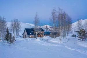 Gorgeous Log Cabin Close to Town with Hot Tub - Arco