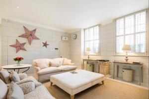 Parkside Mews with Garden in Battersea Park