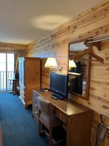 King Room room in Waterfront Inn Mackinaw City