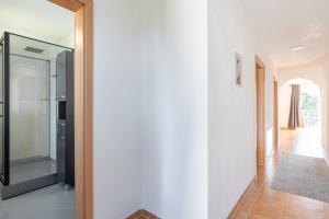 Gemütliches Heimkino mit Balkon & Beamer