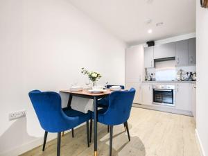 Stylish & Spacious Salford Quays one bedroom high floor apartment with balcony