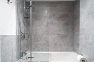 Stylish & Spacious Salford Quays one bedroom high floor apartment with balcony