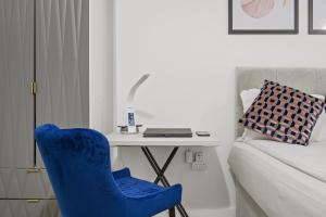 Stylish & Spacious Salford Quays one bedroom high floor apartment with balcony