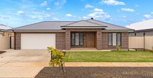 Popular Luxury Villa Kialla Shepparton