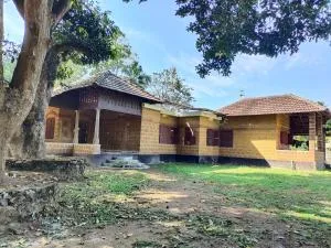 Chithira Homestay (Kerala traditional mud house) - Kodali