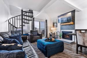 The Summit 5307 Indoor and Outdoor Pools