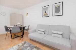 Stylish & Comfortable Apartment with Balcony in Central Gdańsk by Renters